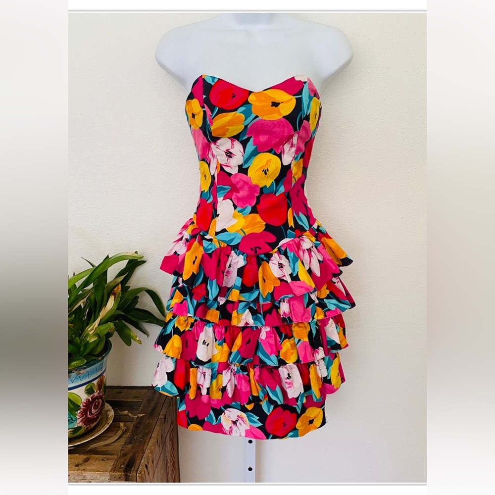 Strapless bright floral beruffled cotton dress. Classic 1980s Jay Jacobs dress.
